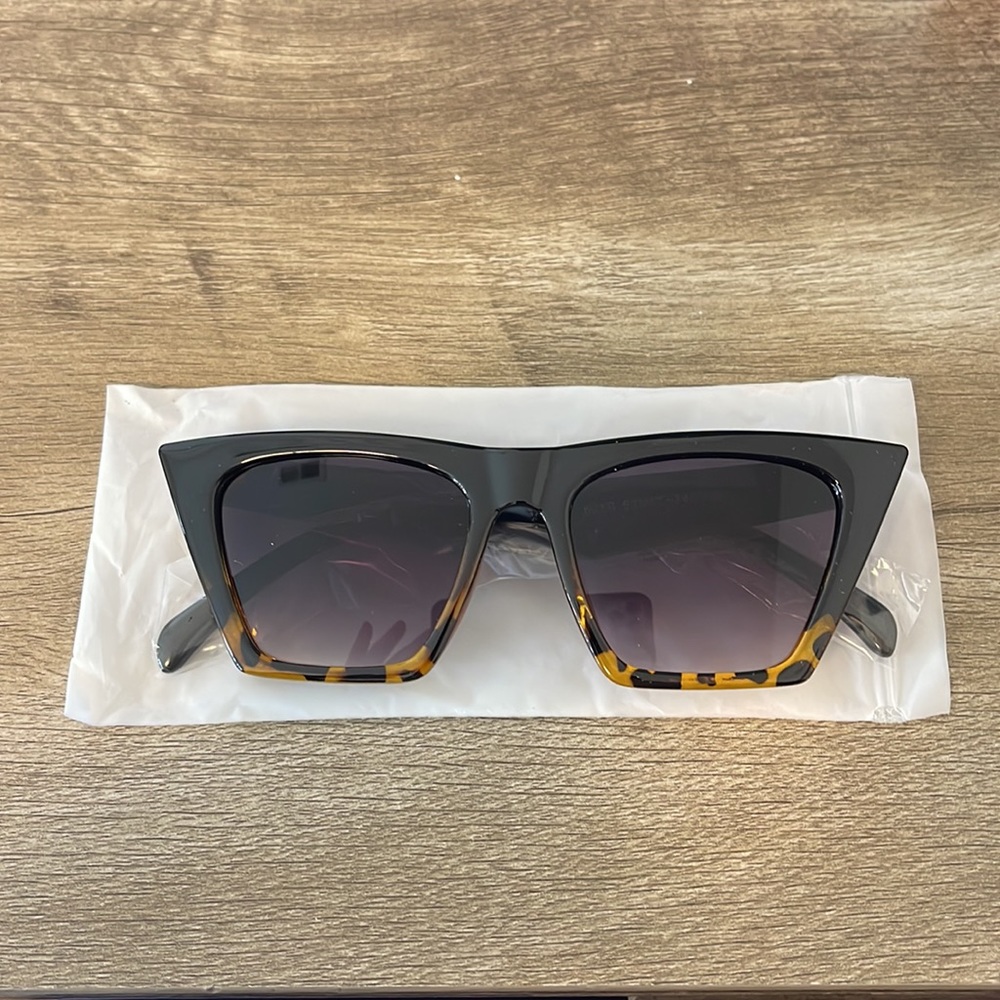 **NWT** Vintage Oversized Cat-eye Style Square Sun Glasses for Women